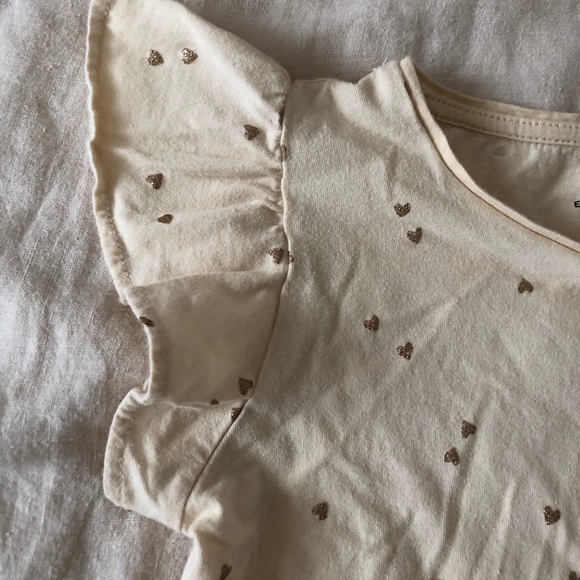 H&M ruffle sleeve 🤎 heart tee - Picture 1 of 4